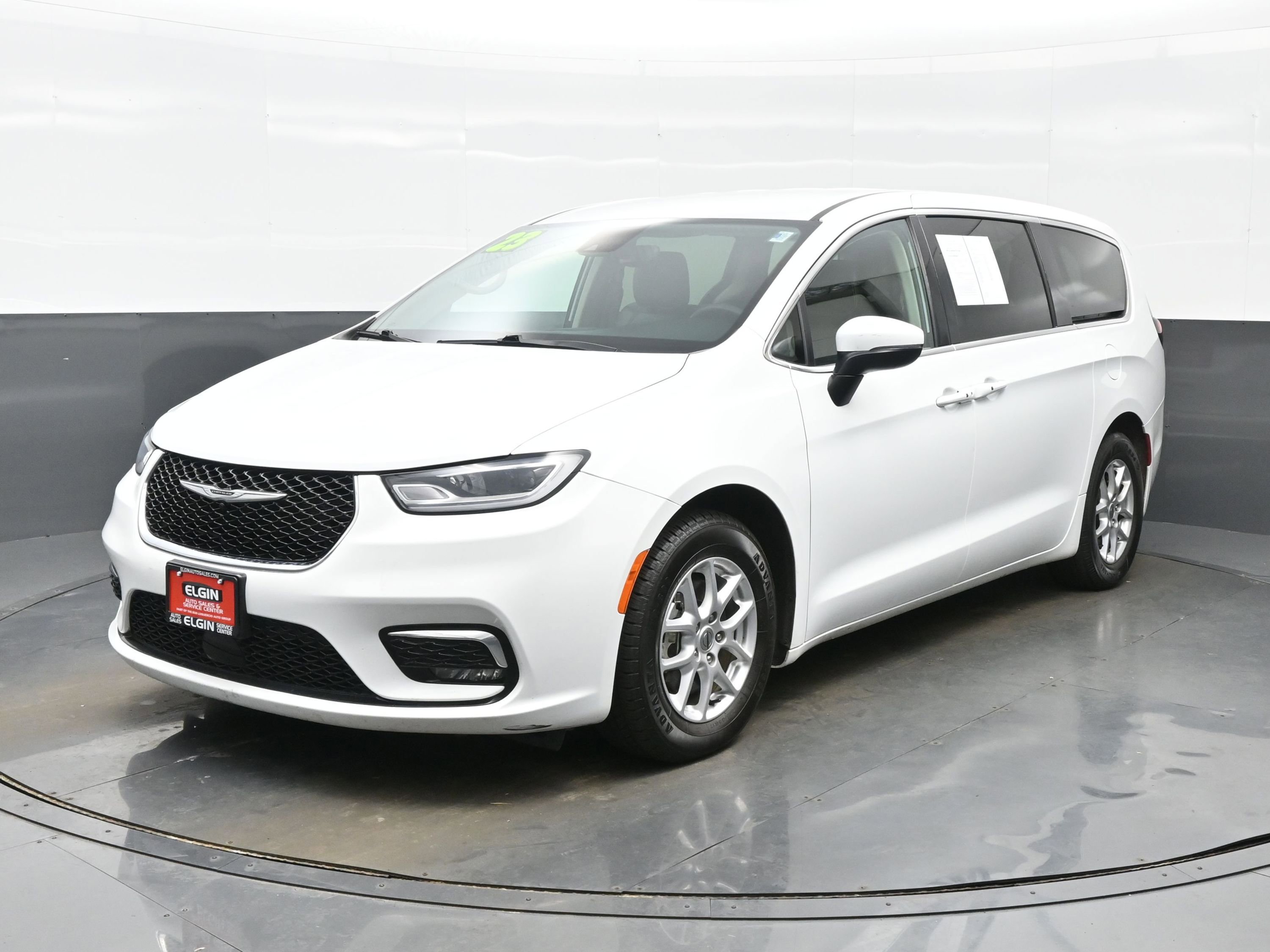 Used 2023 Chrysler Pacifica Touring-L image 2