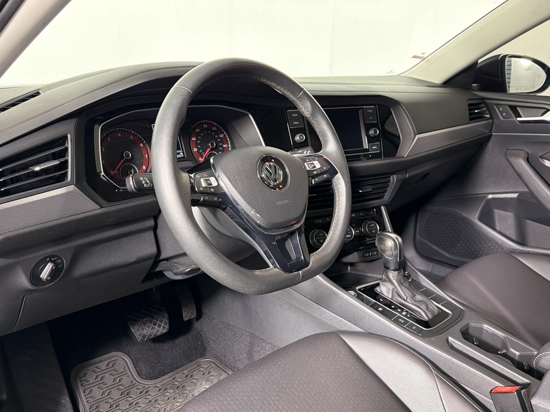 Used 2020 Volkswagen Jetta SE w/ SE Cold Weather Package FWD image 3