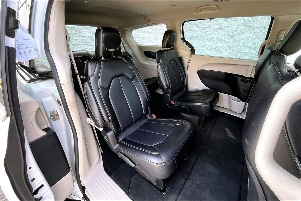 Used 2024 Chrysler Pacifica Touring-L FWD image 19