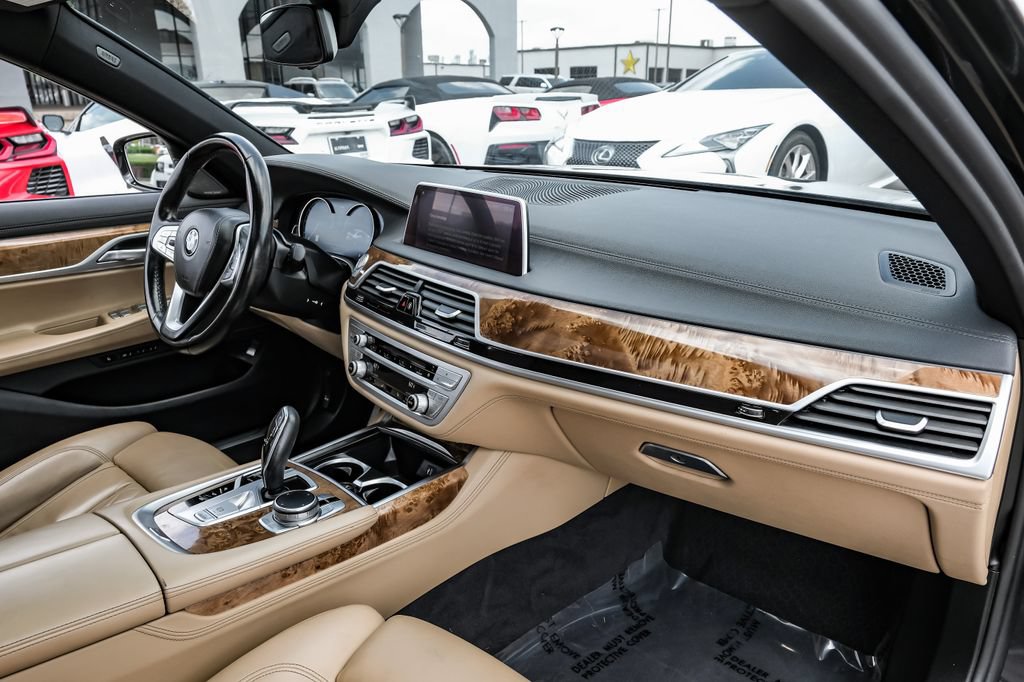Used 2019 BMW 750i xDrive w/ M Sport Package AWD/4WD image 10