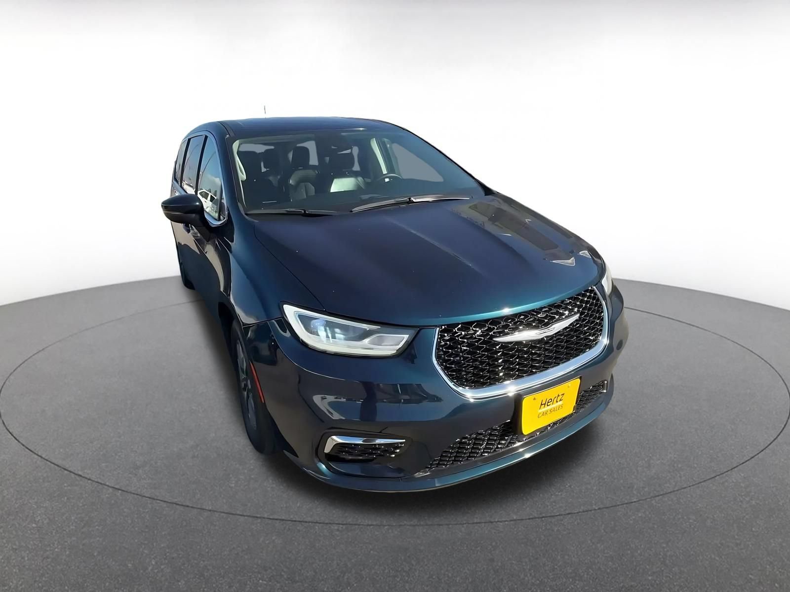 Used 2023 Chrysler Pacifica Touring-L FWD image 3