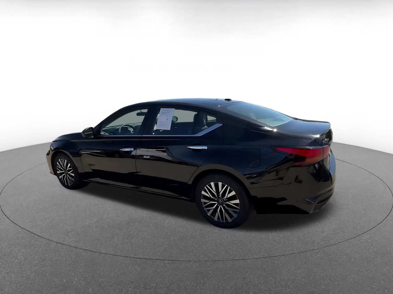 Used 2025 Nissan Altima 2.5 SV FWD image 10