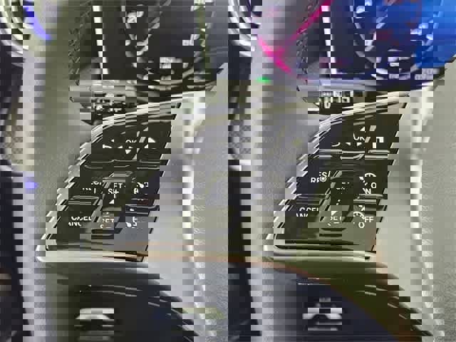 Used 2025 Mercedes-Benz GLC 350e GLC 350e image 25