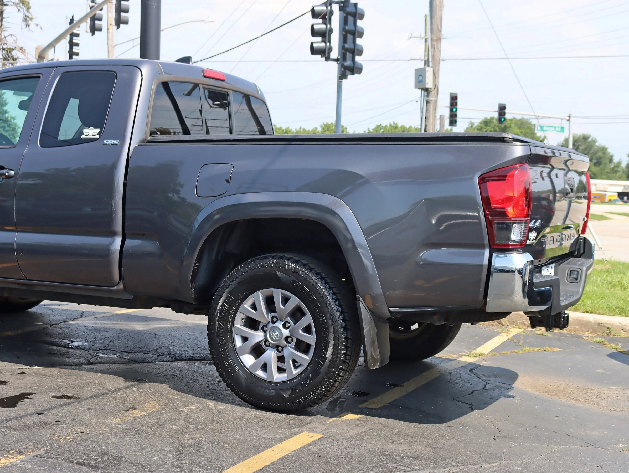 Used 2018 Toyota Tacoma SR5 AWD/4WD image 12