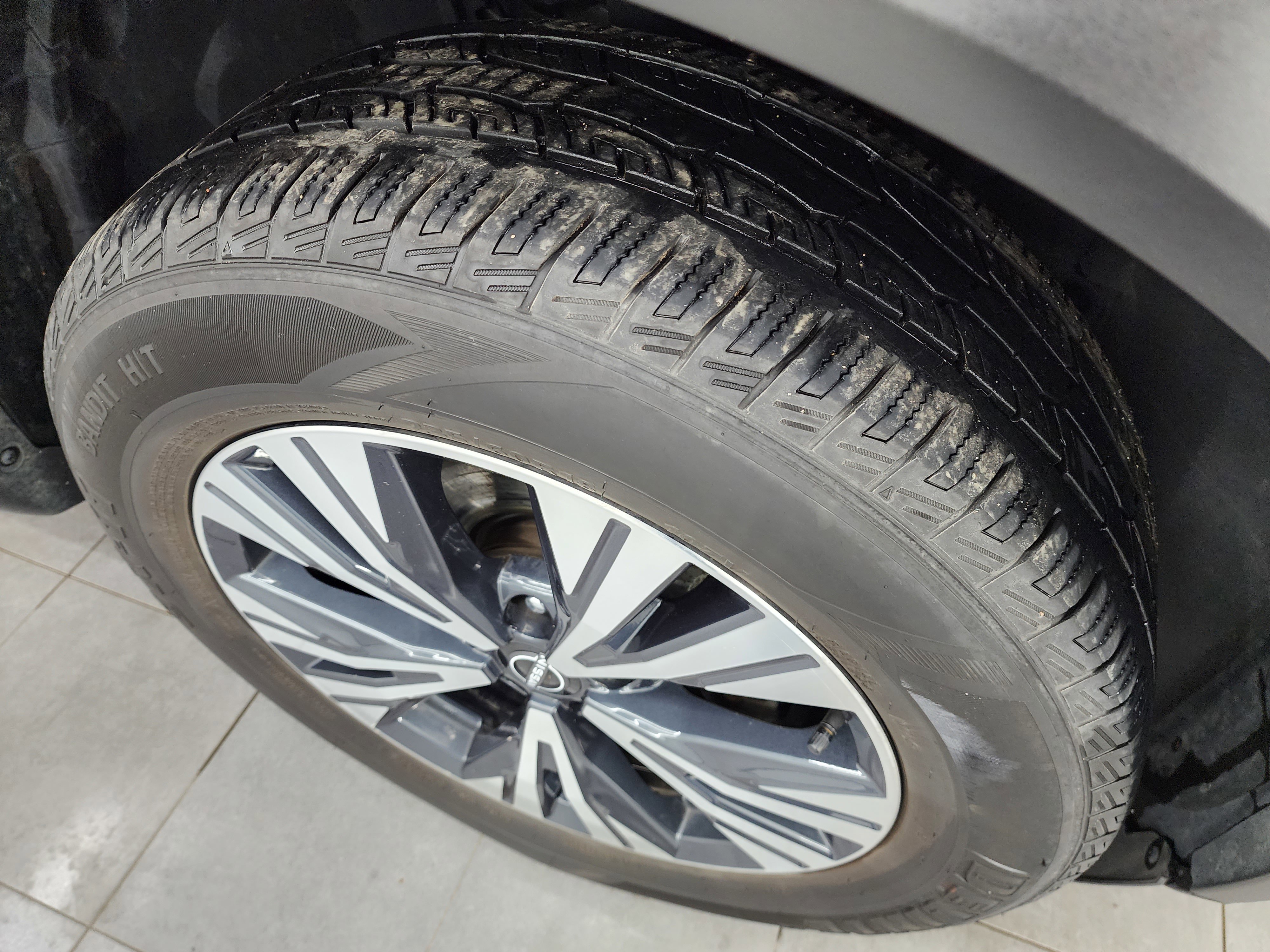 Used 2023 Nissan Rogue SV image 3