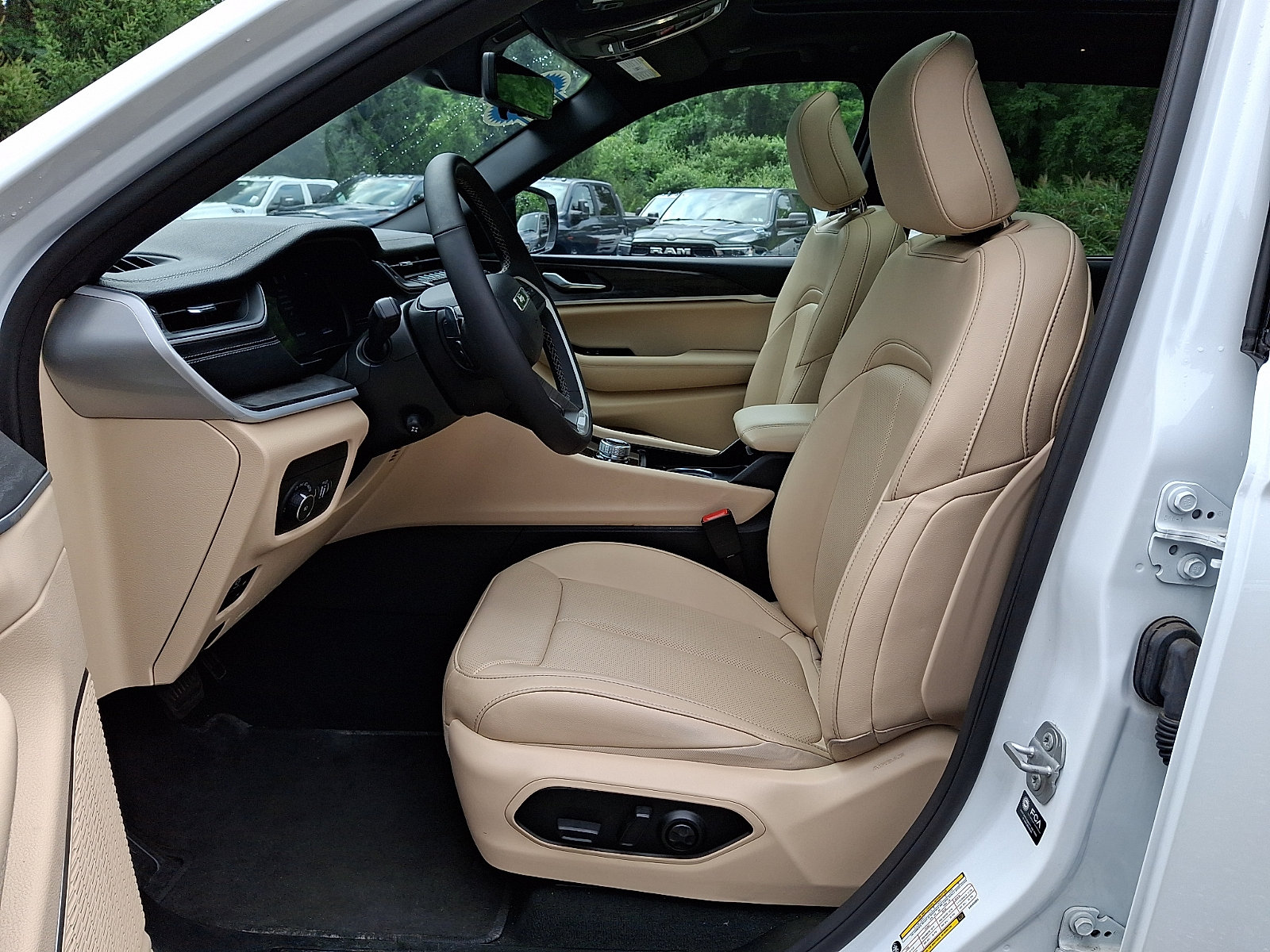 Used 2025 Jeep Grand Cherokee Limited w/ Luxury Tech Group II AWD/4WD image 14