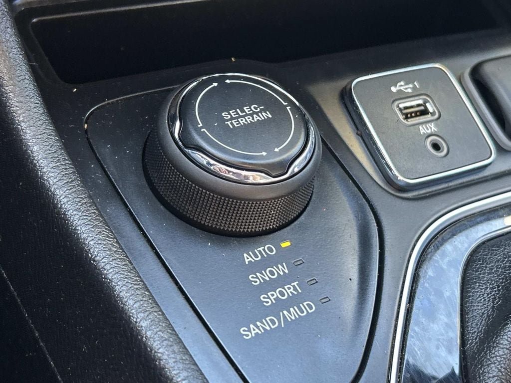 Used 2019 Jeep Cherokee Limited AWD/4WD image 28