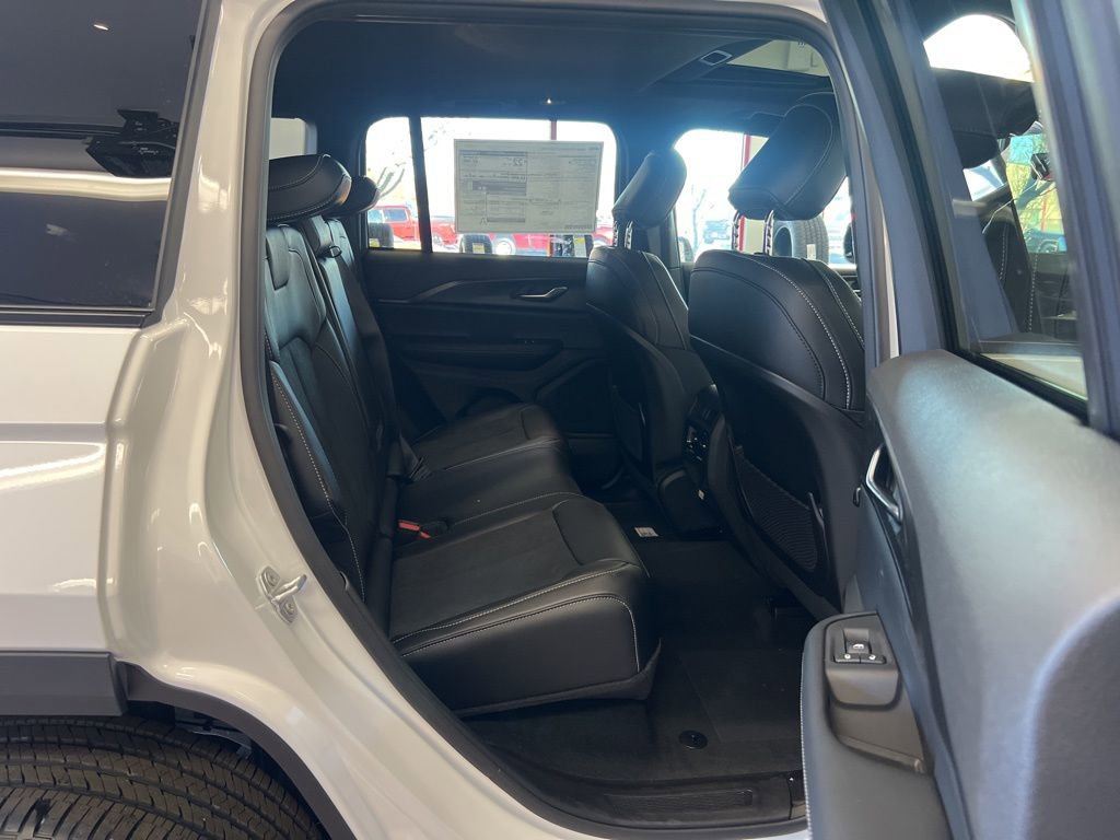 New 2025 Jeep Grand Cherokee Altitude image 27