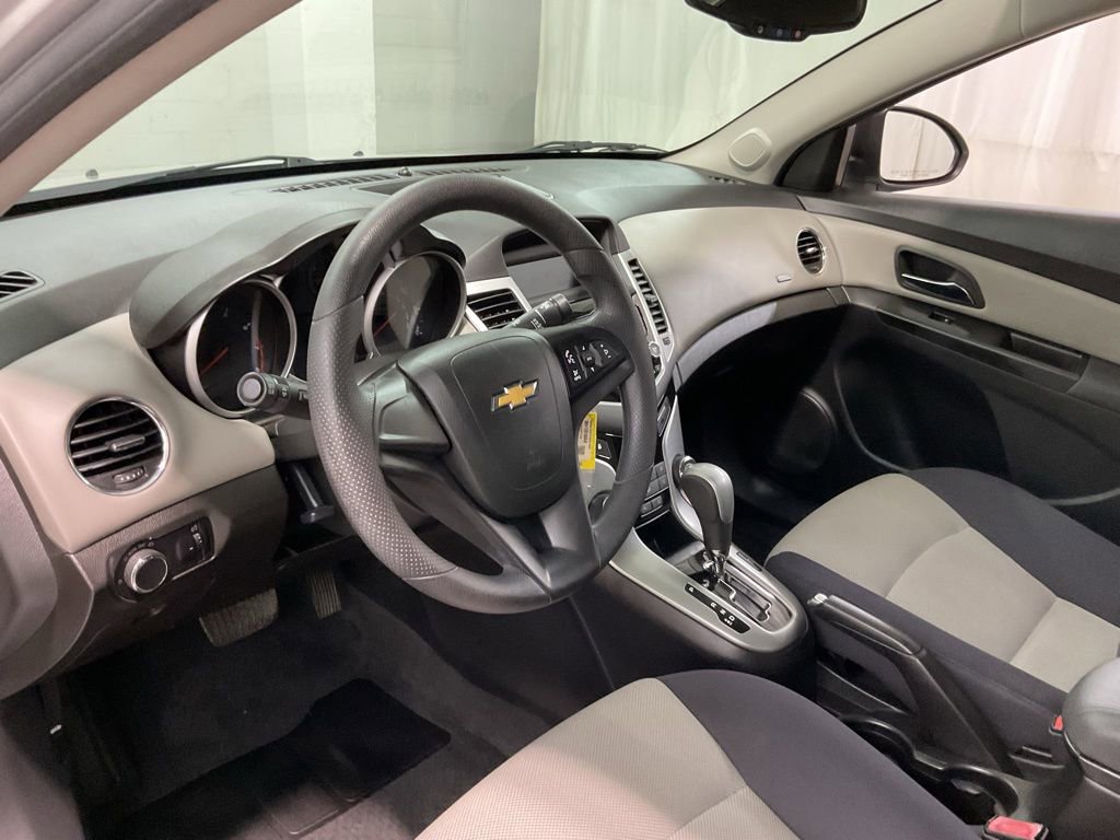 Used 2013 Chevrolet Cruze LS FWD image 14