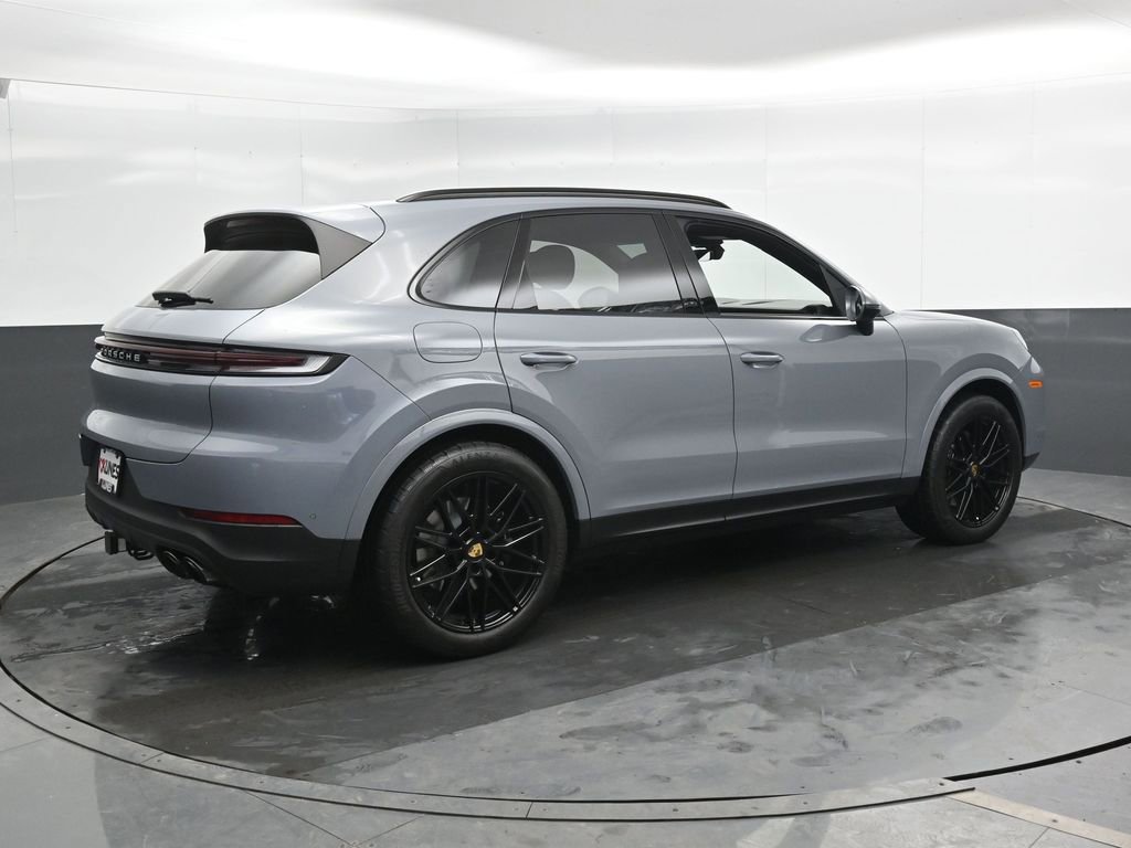 Used 2024 Porsche Cayenne image 3