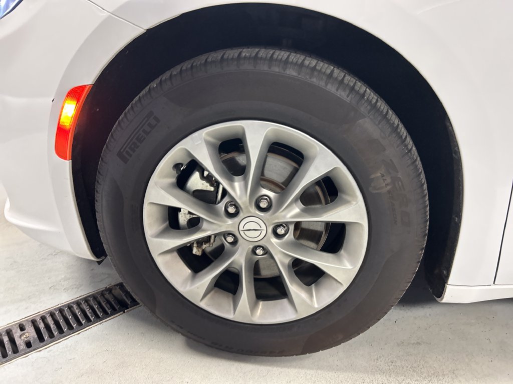 Used 2026 Chrysler Pacifica Limited FWD image 9