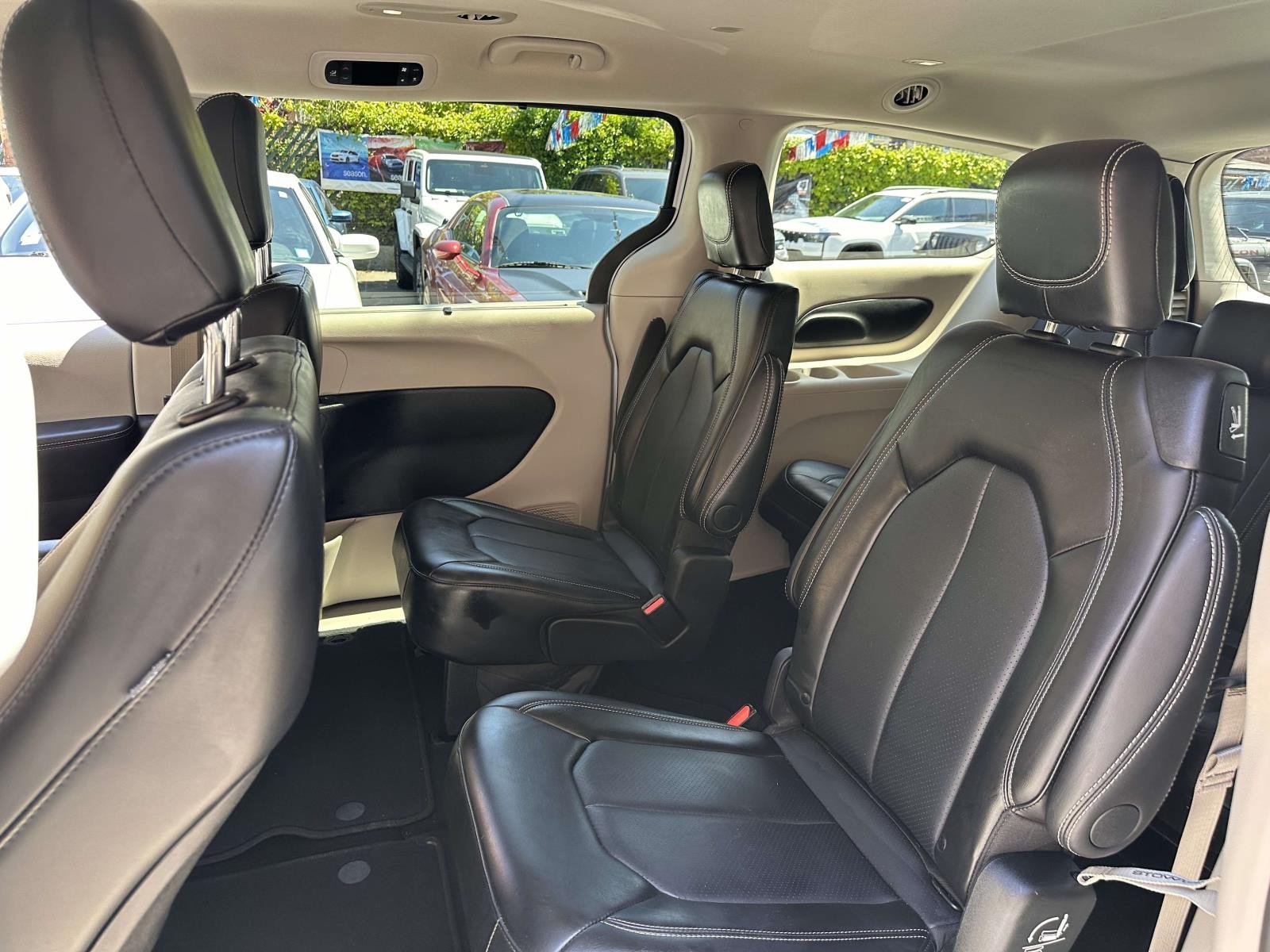 Used 2024 Chrysler Pacifica Touring-L FWD image 16