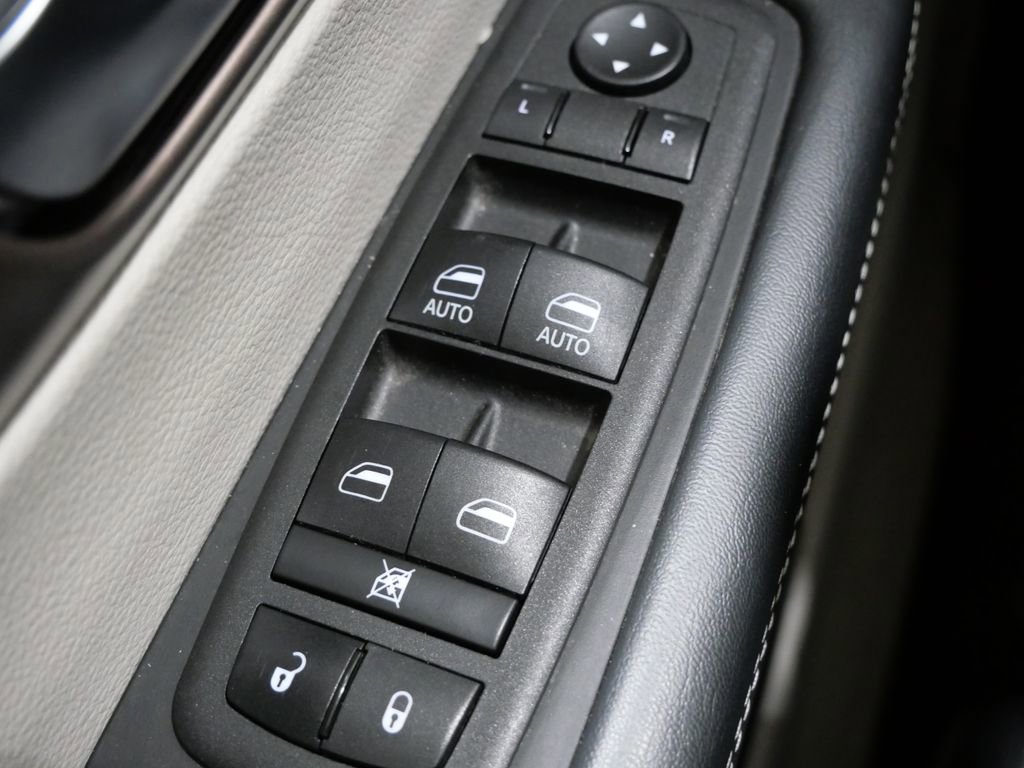 Used 2023 Chrysler Voyager LX image 12