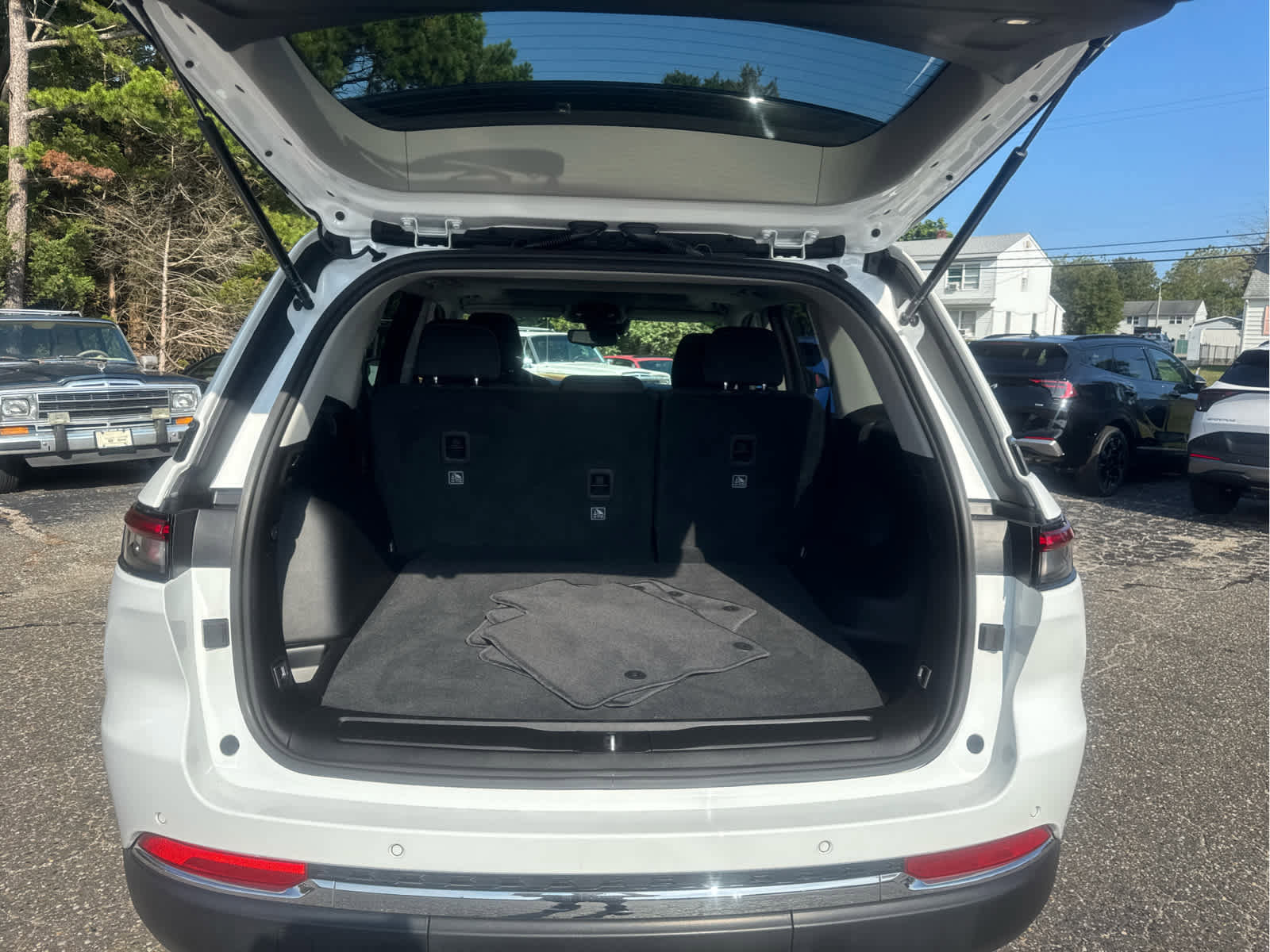 Certified 2023 Jeep Grand Cherokee Laredo image 13