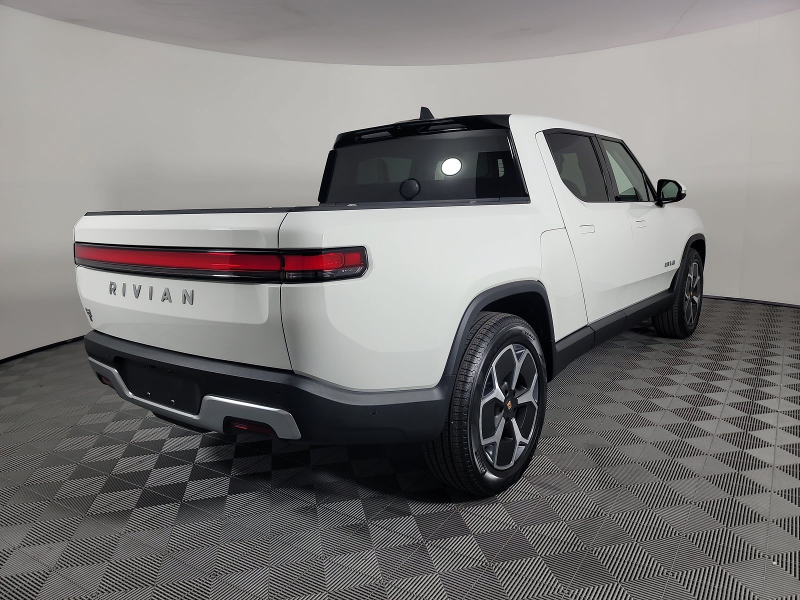 Used 2023 Rivian R1T Adventure Dual AWD/4WD image 5