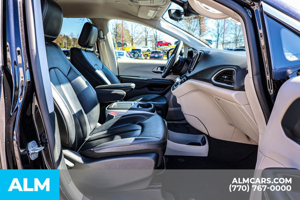 Used 2024 Chrysler Pacifica Touring-L FWD image 23