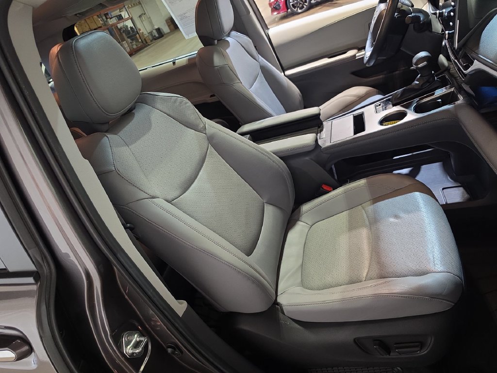Used 2024 Toyota Sienna Limited AWD/4WD image 27