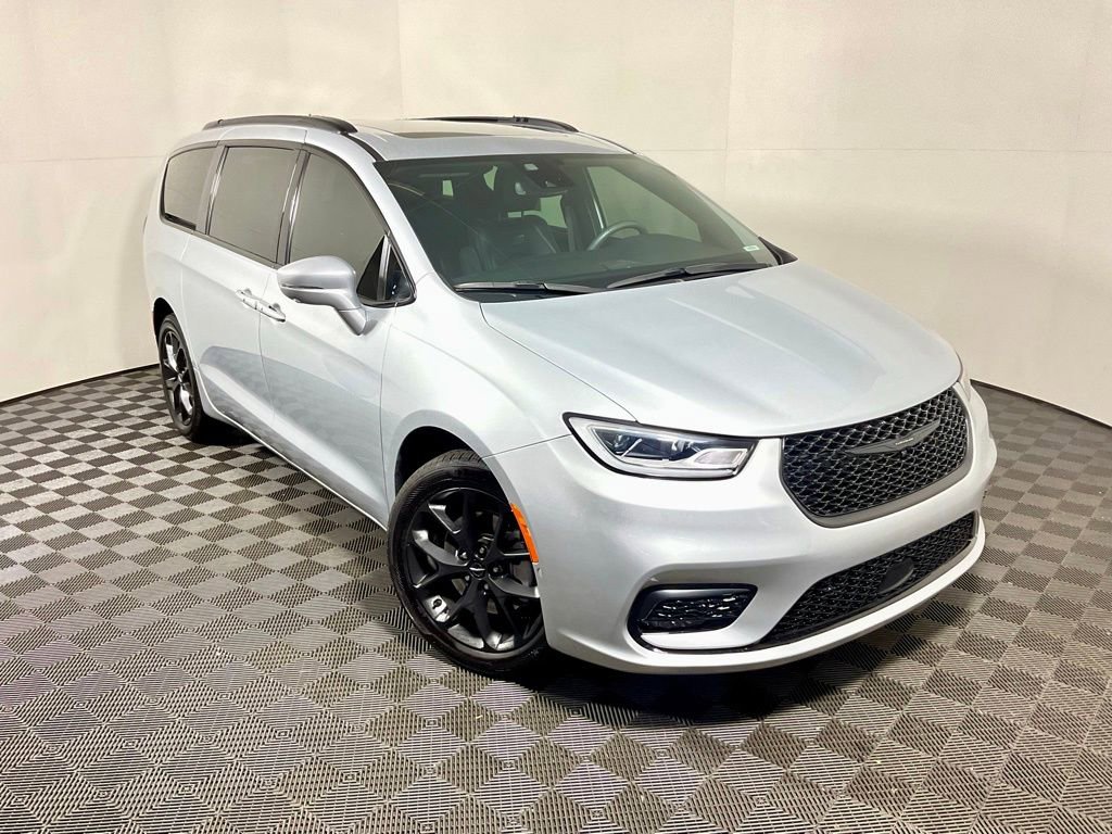 Used 2022 Chrysler Pacifica Touring-L w/ Uconnect Theater Family Group image 6