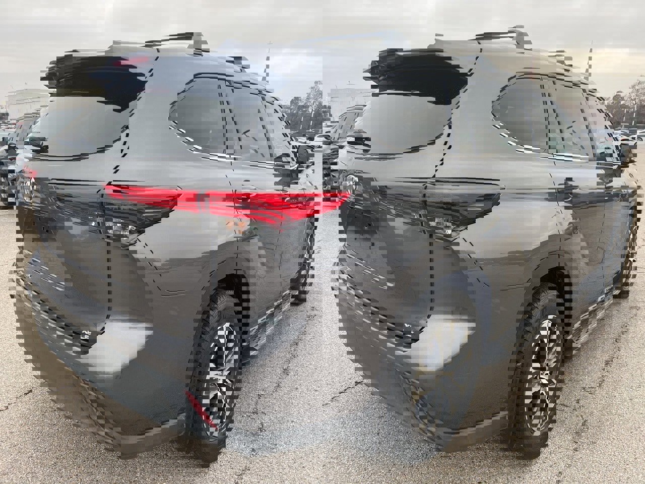 Used 2023 Toyota Highlander XLE image 4