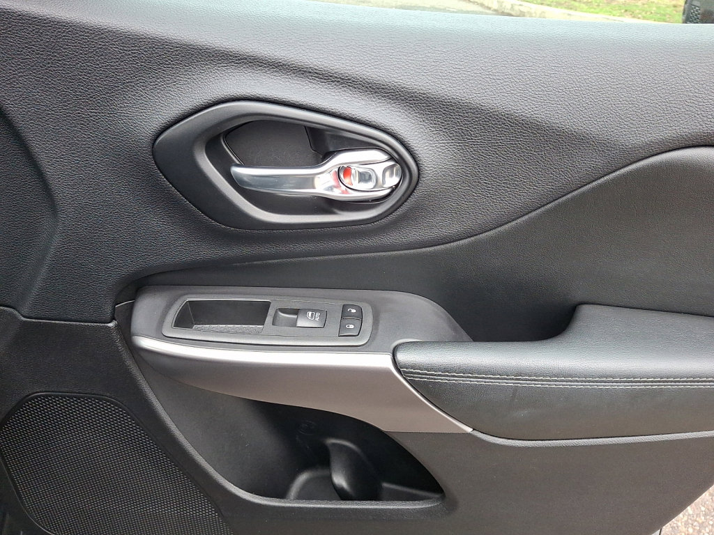 Used 2020 Jeep Cherokee Latitude Lux w/ Quick Order Package 2YH Lux image 10