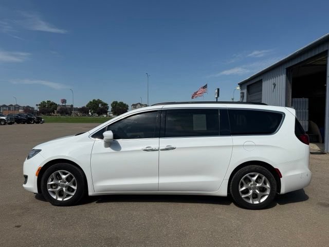 Used 2018 Chrysler Pacifica Touring Plus w/ Tire & Wheel Group FWD image 4