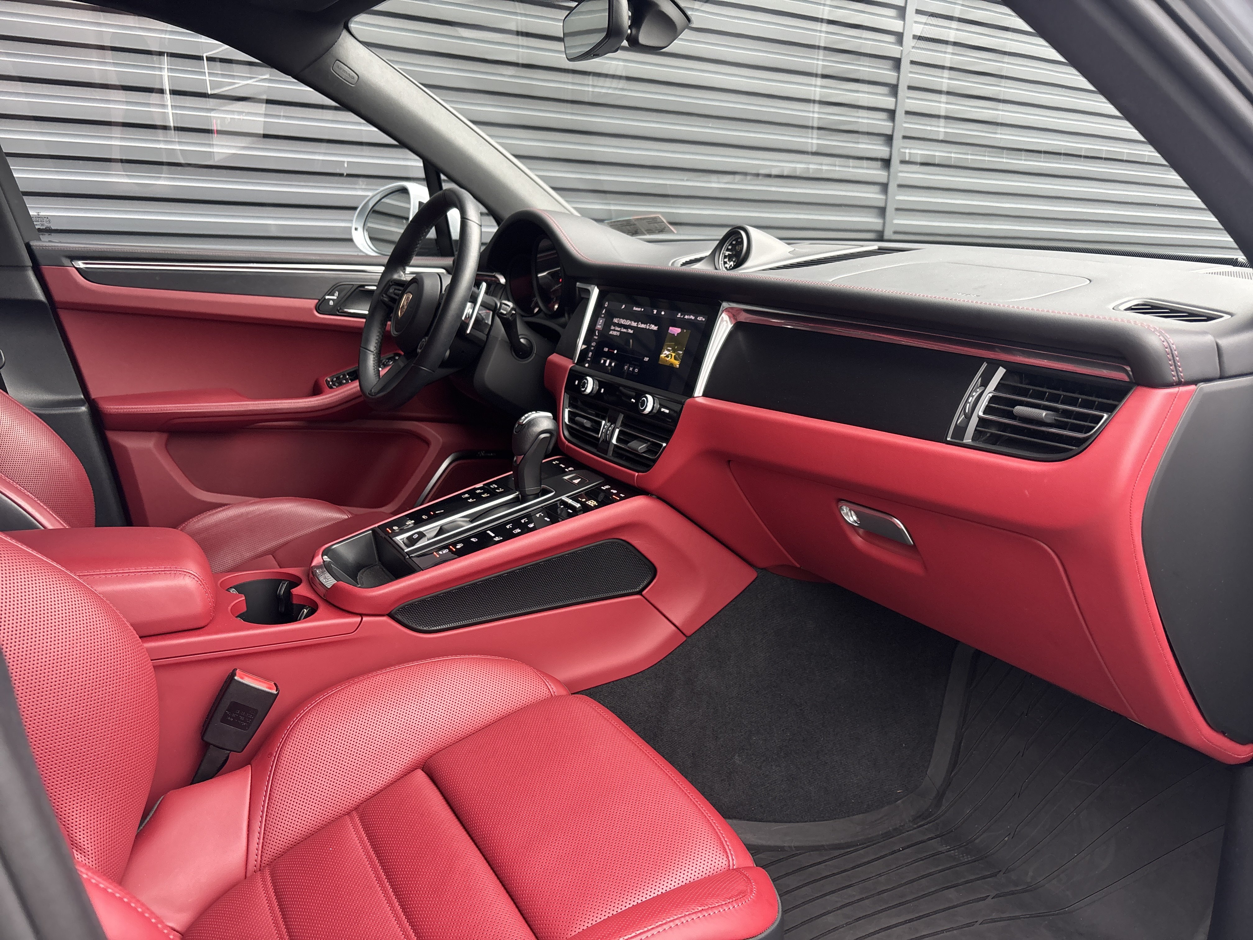 Certified 2025 Porsche Macan GTS AWD/4WD image 13