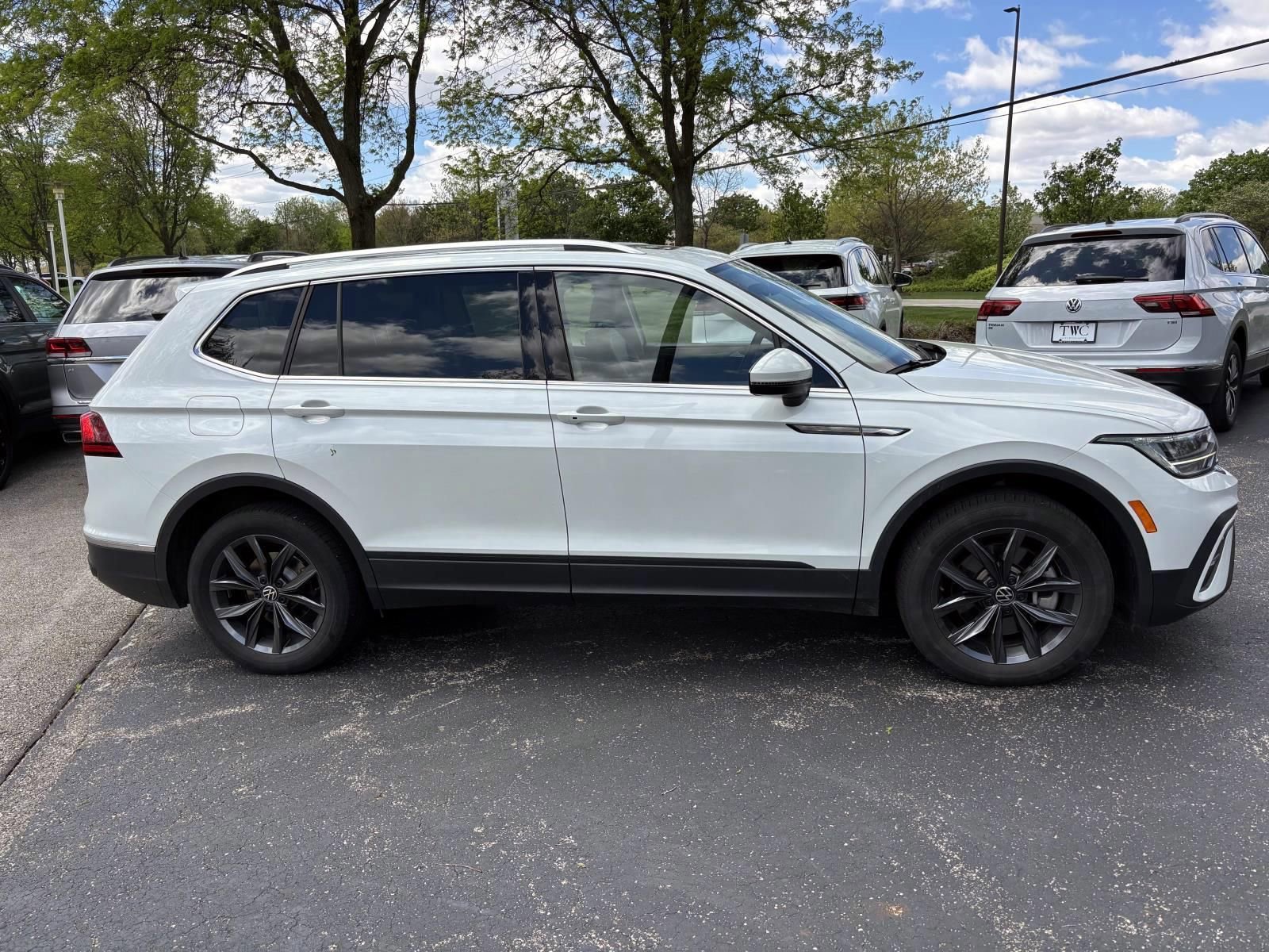 Used 2023 Volkswagen Tiguan SE w/ Panoramic Sunroof Package FWD image 4