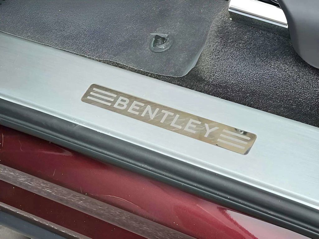 Used 2017 Bentley Bentayga image 38