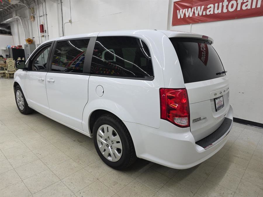Used 2018 Dodge Grand Caravan SE w/ UConnect Hands-Free Group image 4