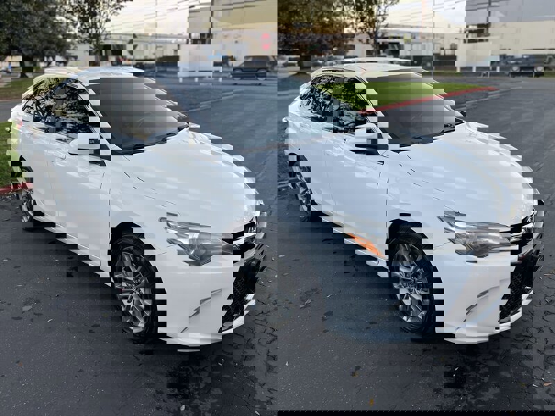 Used 2017 Toyota Camry SE image 3