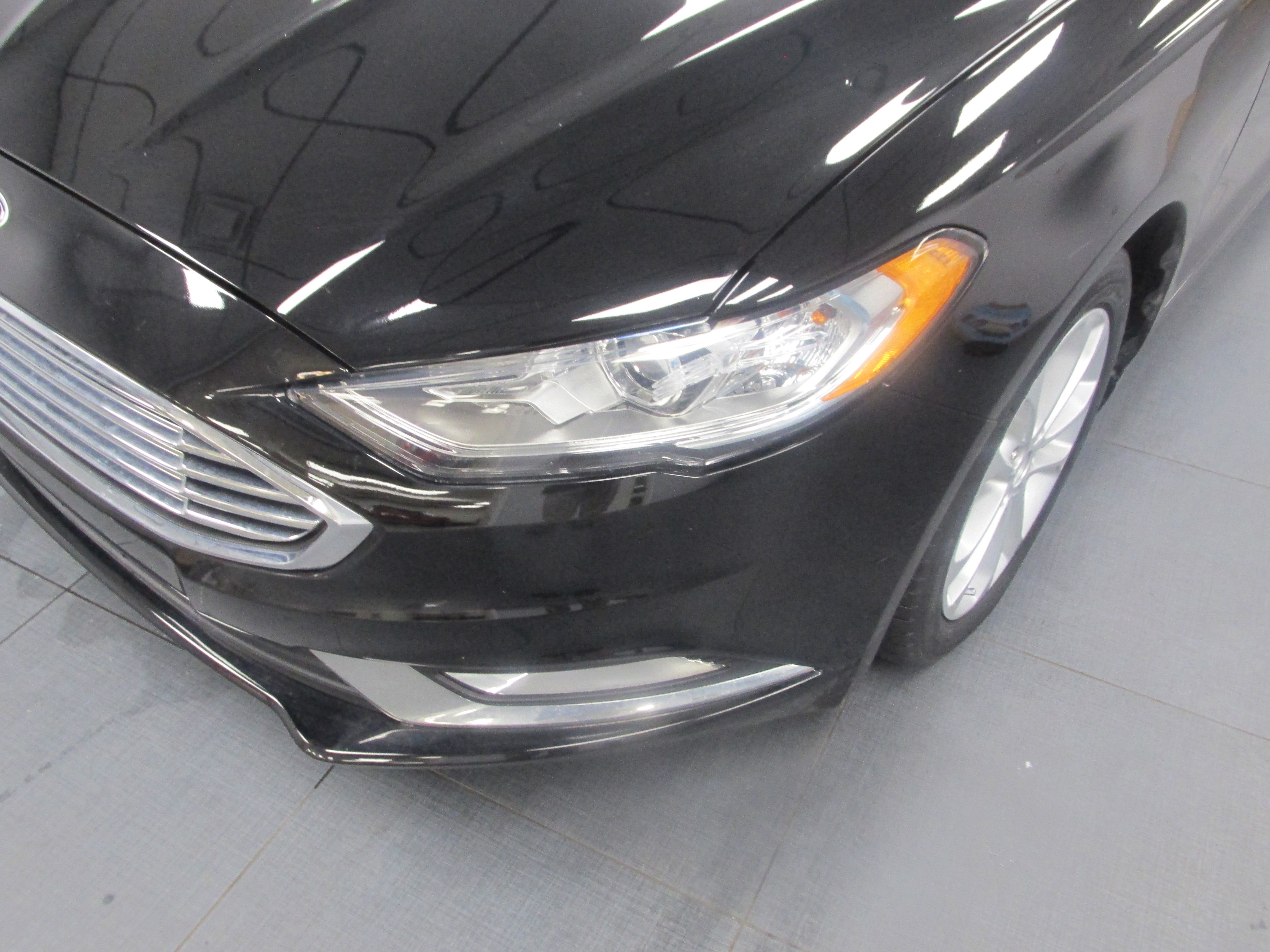 Used 2018 Ford Fusion SE w/ Equipment Group 201A FWD image 9