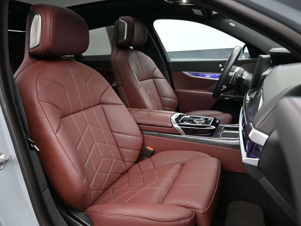 Used 2023 BMW 760i xDrive image 27