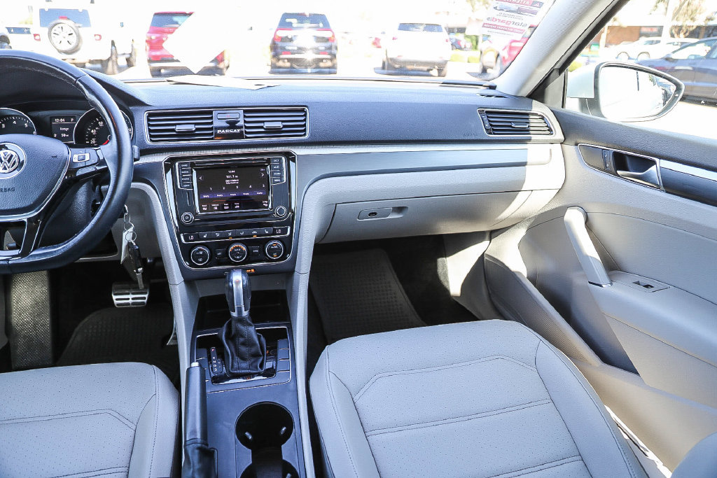Used 2018 Volkswagen Passat 2.0T R-Line FWD image 31