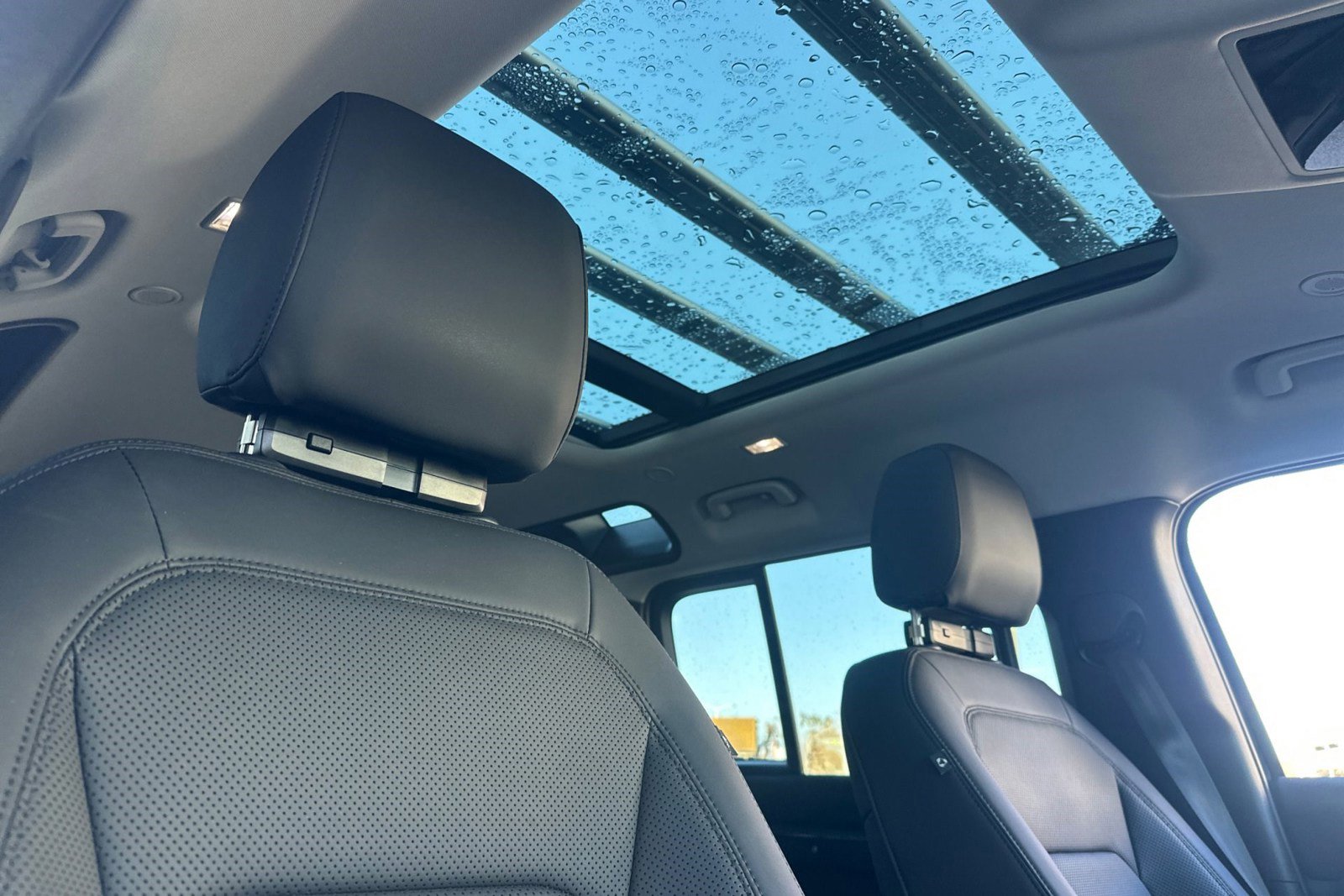 Used 2025 Land Rover Defender 110 S image 25