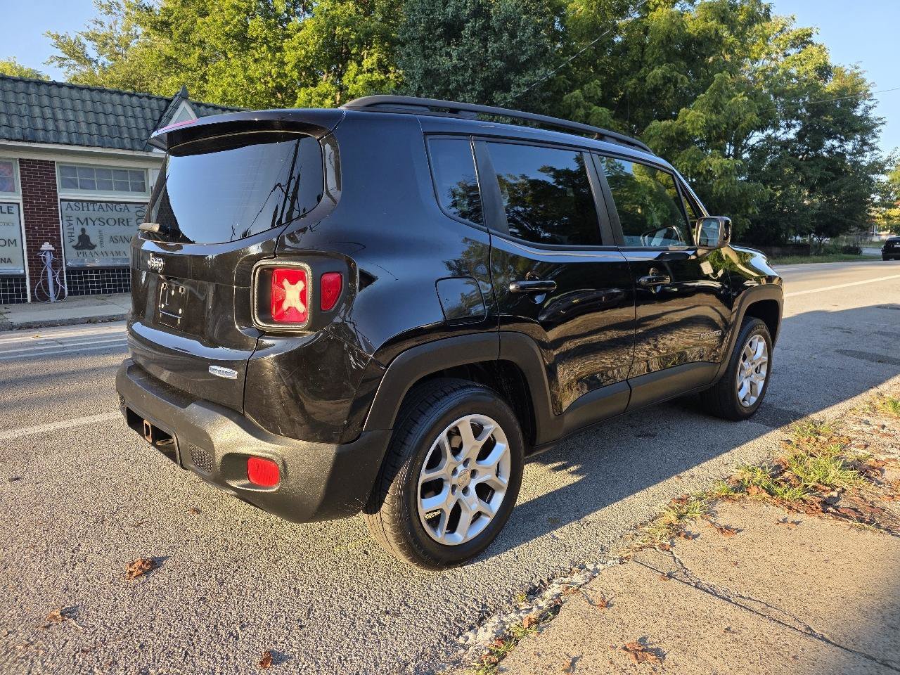 Used 2015 Jeep Renegade Latitude w/ Cold Weather Group AWD/4WD image 5