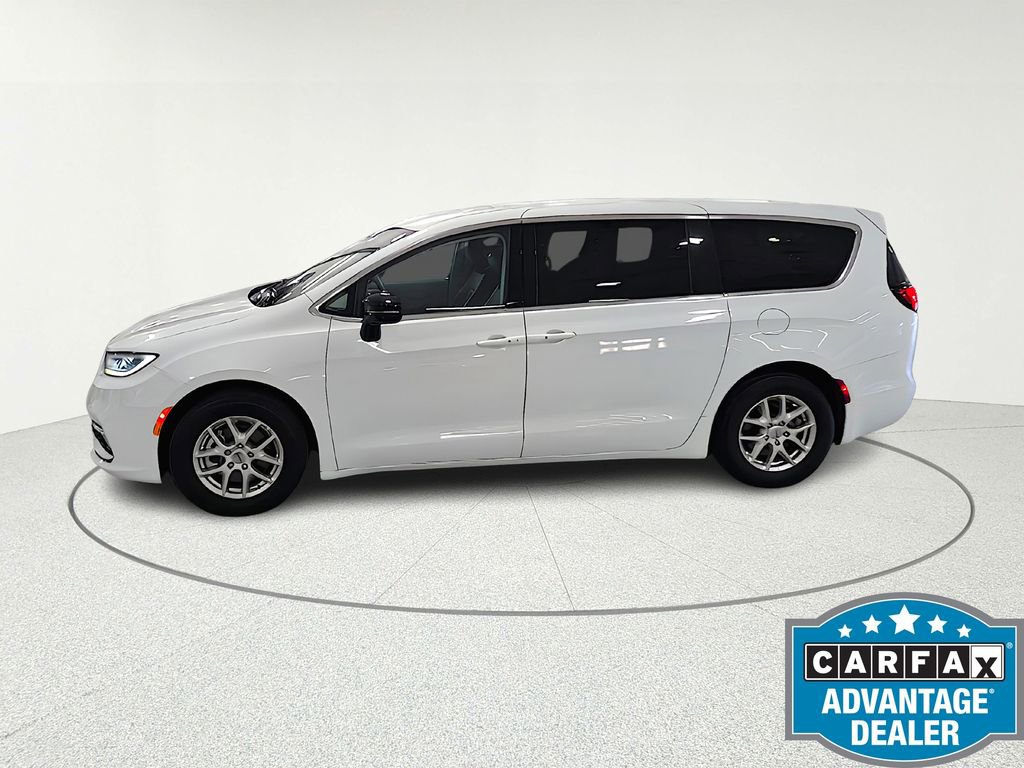 Used 2024 Chrysler Pacifica Touring-L image 3