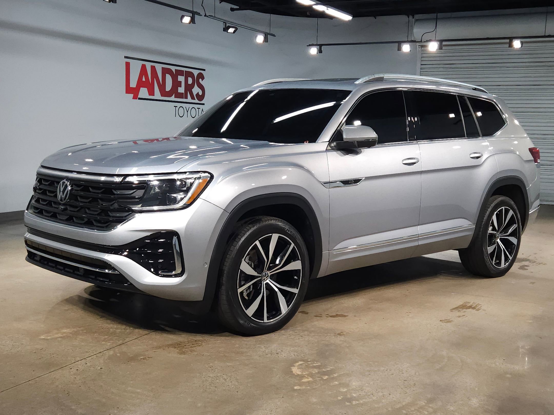 Used 2024 Volkswagen Atlas SEL Premium R-Line AWD/4WD image 3