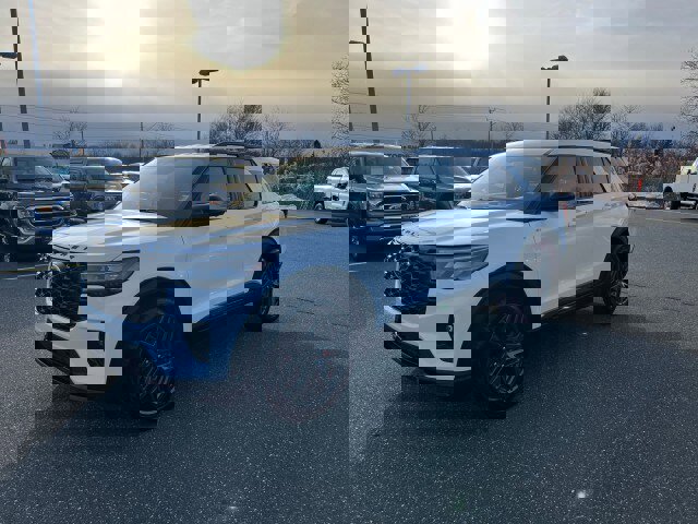 Certified 2025 Ford Explorer ST-Line w/ ST-Line Street Pack image 3