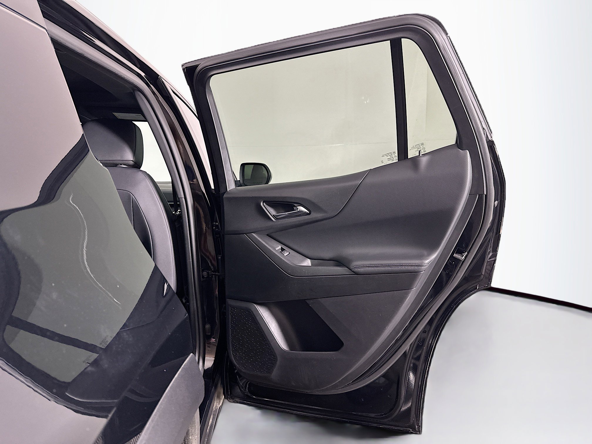 Used 2025 Chevrolet Equinox LT w/ Convenience Package II image 32