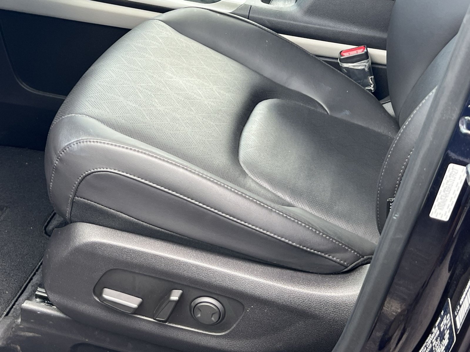 Used 2024 Kia Carnival LX FWD image 13
