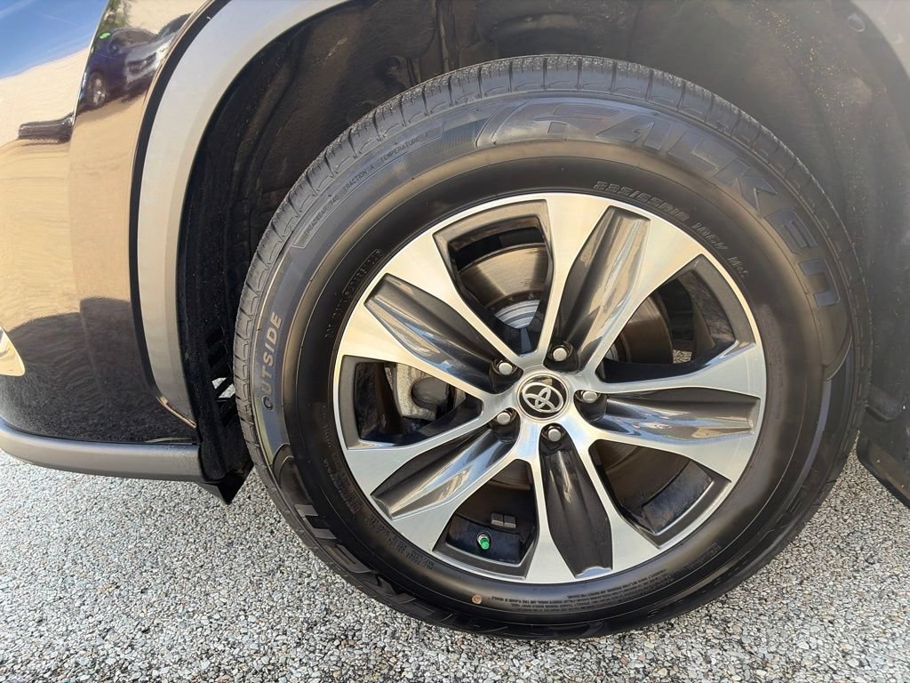 Used 2021 Toyota Highlander XLE AWD/4WD image 26
