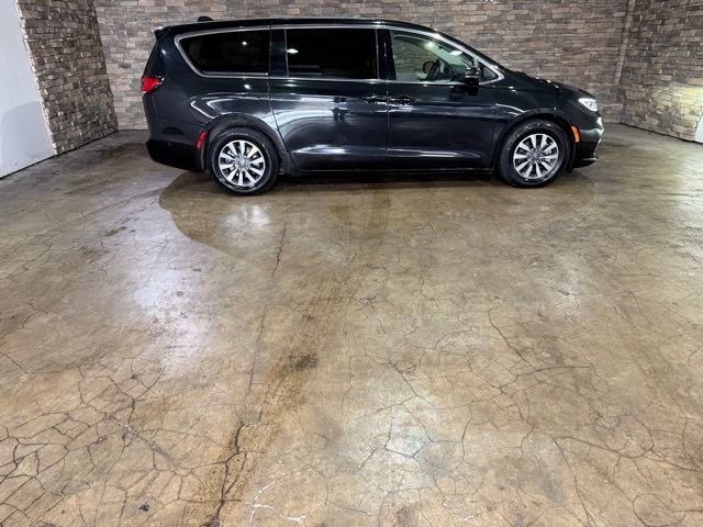 Used 2022 Chrysler Pacifica Touring-L w/ Uconnect Theater Family Group FWD image 10