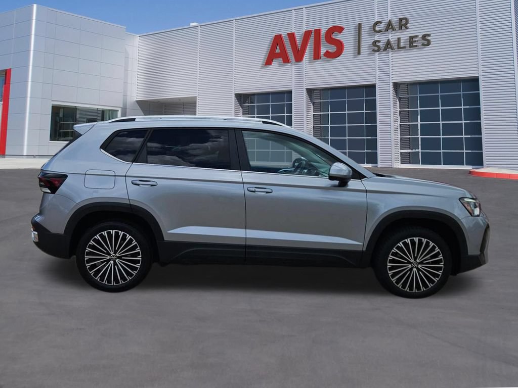 Used 2025 Volkswagen Taos SE FWD image 9
