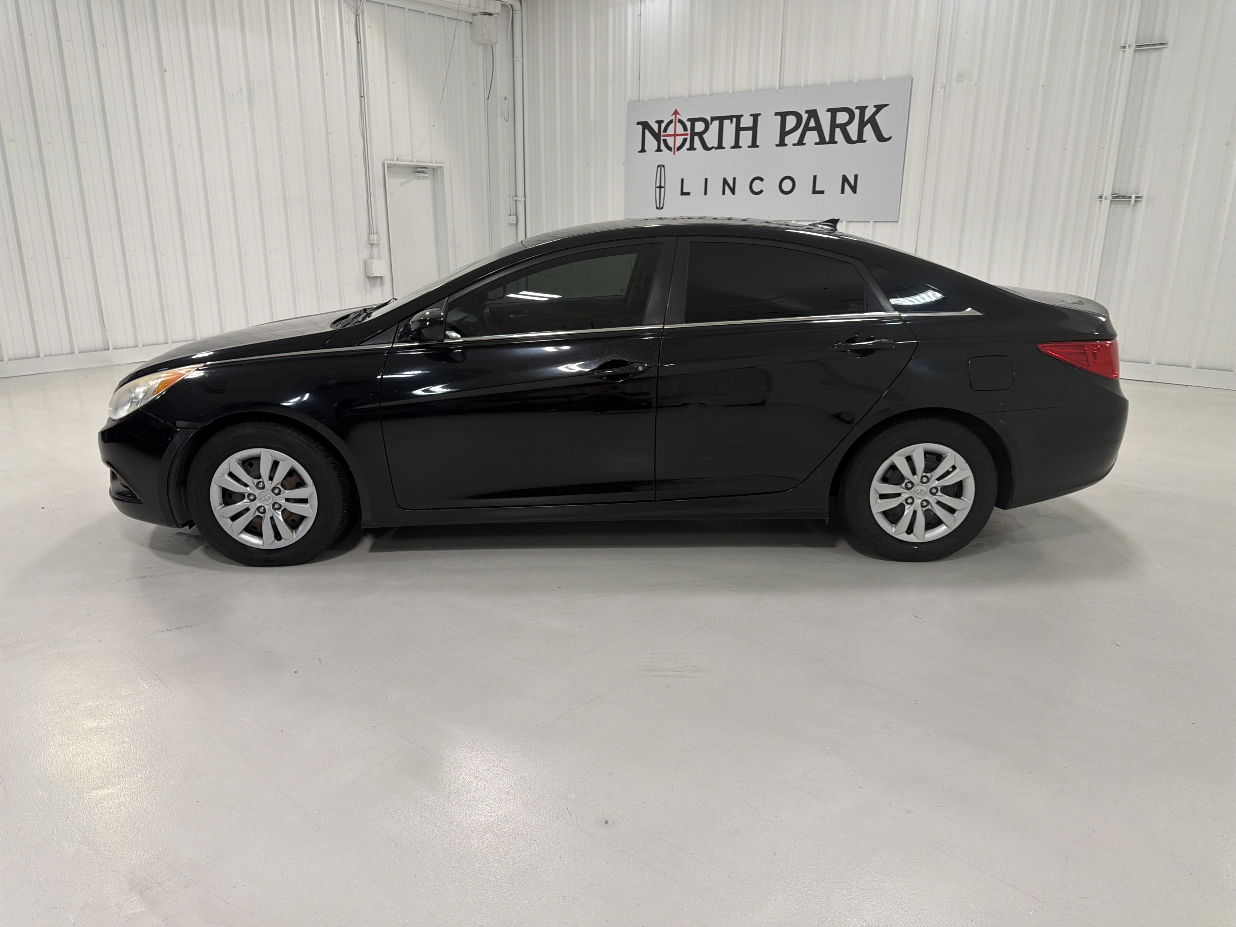 Used 2012 Hyundai Sonata GLS FWD image 2
