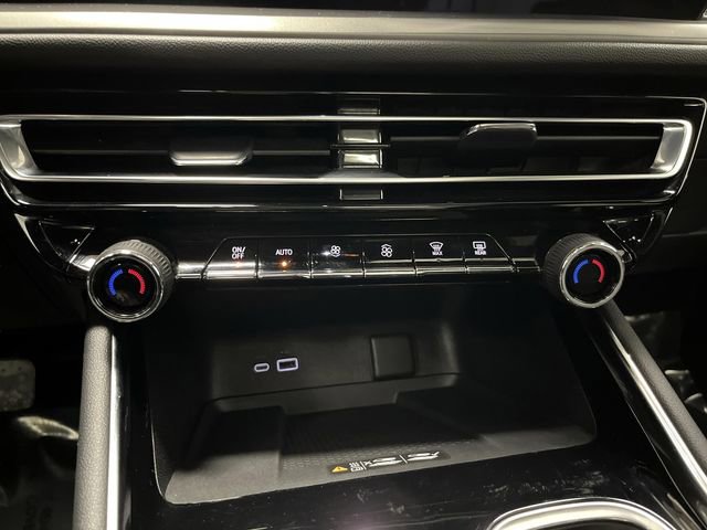 Used 2024 Chevrolet Traverse LT w/ Midnight/Sport Edition image 21