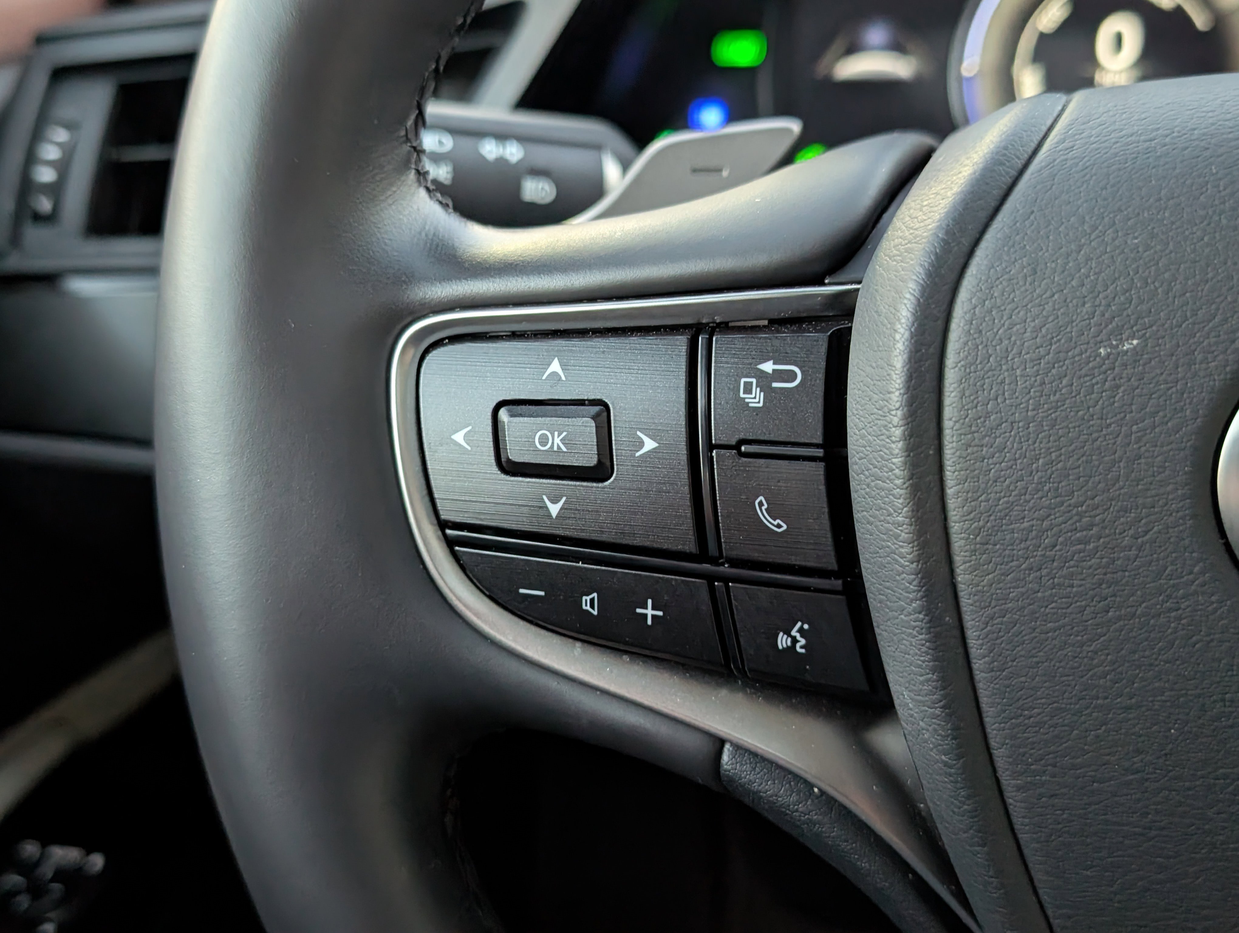 Certified 2025 Lexus ES 300h w/ Premium Package image 22