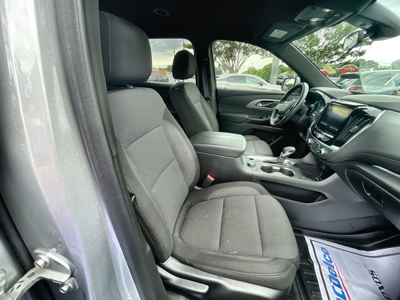 Used 2022 Chevrolet Traverse LT FWD image 27