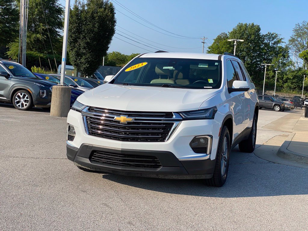 Used 2023 Chevrolet Traverse LT w/ Rear Camera Mirror Package FWD image 3