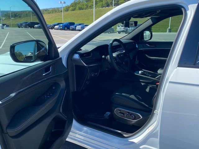 New 2025 Jeep Grand Cherokee Overland w/ Adv Protech Group III image 15