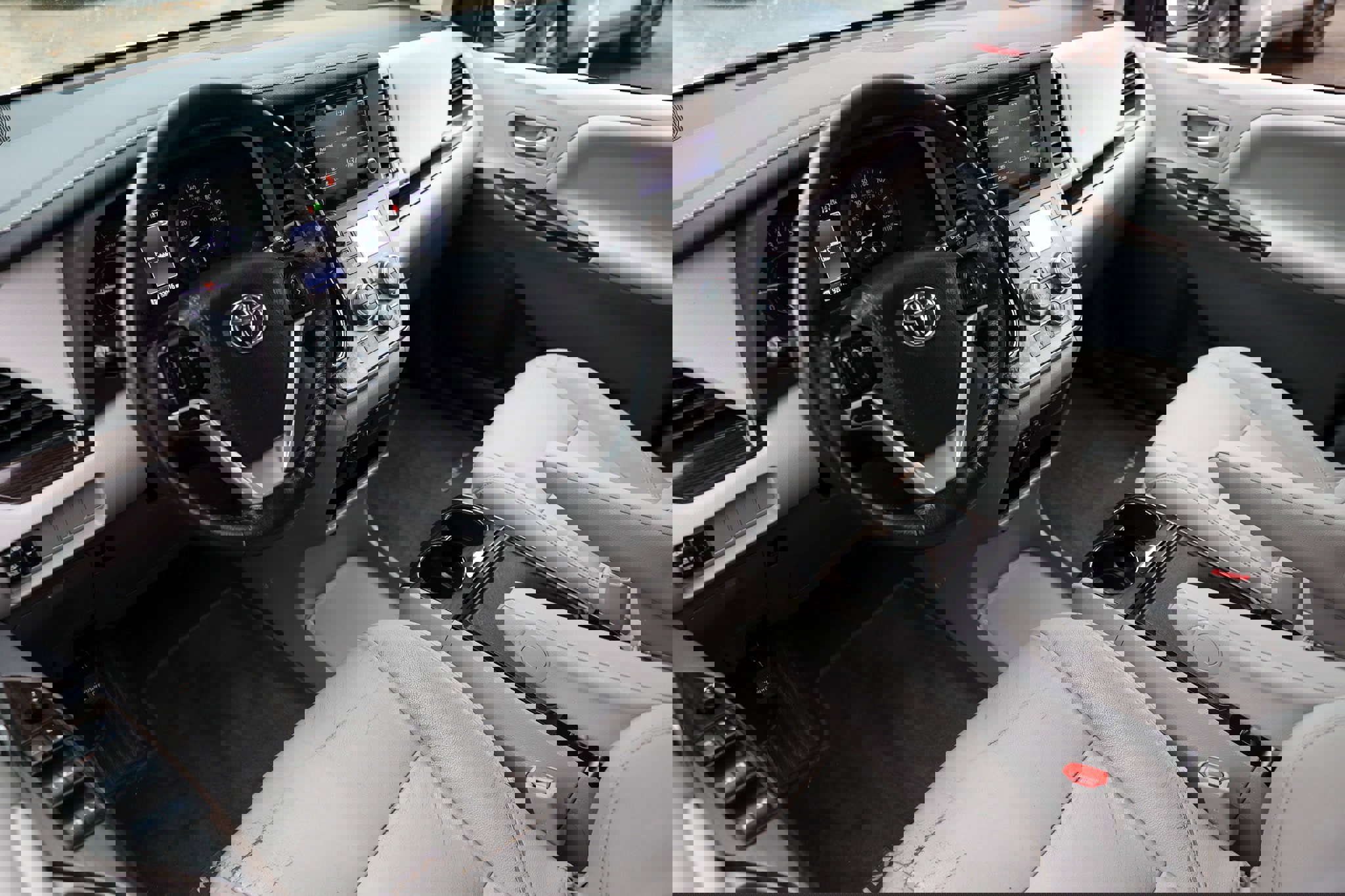 Used 2020 Toyota Sienna XLE image 6